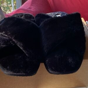 SLIPPERS NWOB